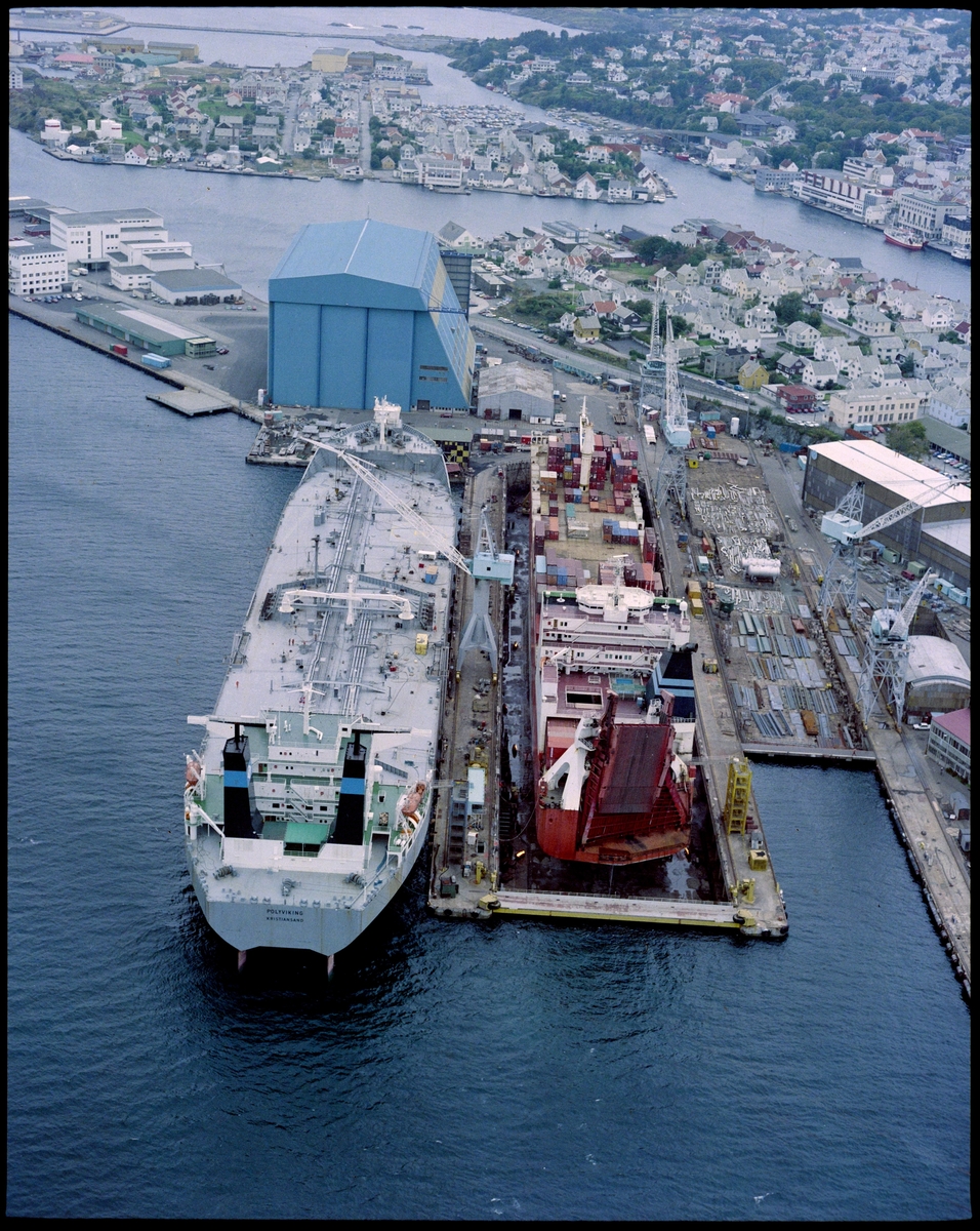 Flyfoto av Haugesund Mekaniske Verksted med tankskipet "M/T Polyviking" ved kai. "M/S Taiko" ligger i tørrdokken.