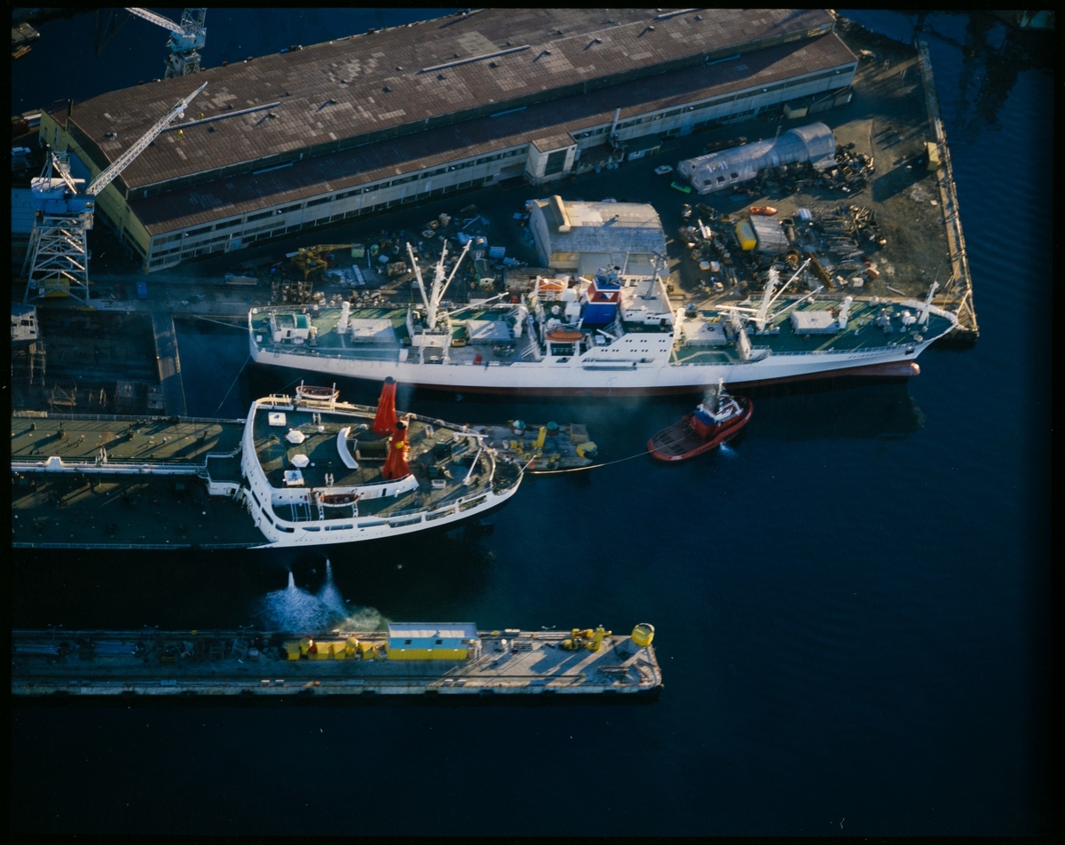 "M/S Shell Serenia" ligger i tørrdokken ved Haugesund Mekaniske Verksted, mens "M/S Elisabeth Berg" ligger ved utrustingskaien.