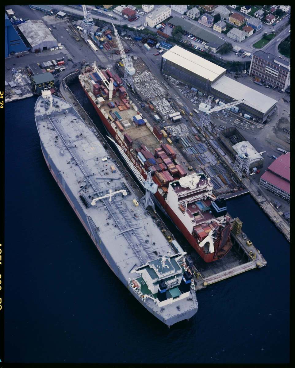 Flyfoto av Haugesund Mekaniske Verksted med tankskipet "M/T Polyviking" ved kai. "M/S Taiko" ligger i tørrdokken.