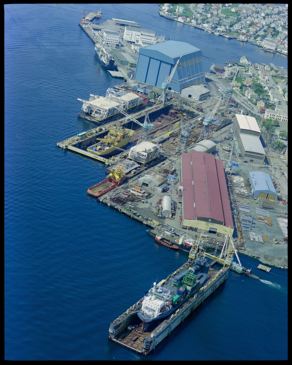 Ulike flyfoto av Haugesund Mekaniske Verksted med skip i dokk og oppankrede rigger.