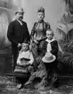 Porträttfotografi föreställande Axel Peterzén, handlande, fru Hilma född Gylling, dottern Anna gift Ljunggren, son okänt namn . 

Porträtt. Familj. Man. Kvinna. Ateljéfotografi.  

Fotograferad i Maria Teschs ateljé som fanns i Linköping åren 1873 - 1936. 

Digitaliserad efter original glasnegativ som förvaras på Stiftsbiblioteket /Linköpings stadsbibliotek.