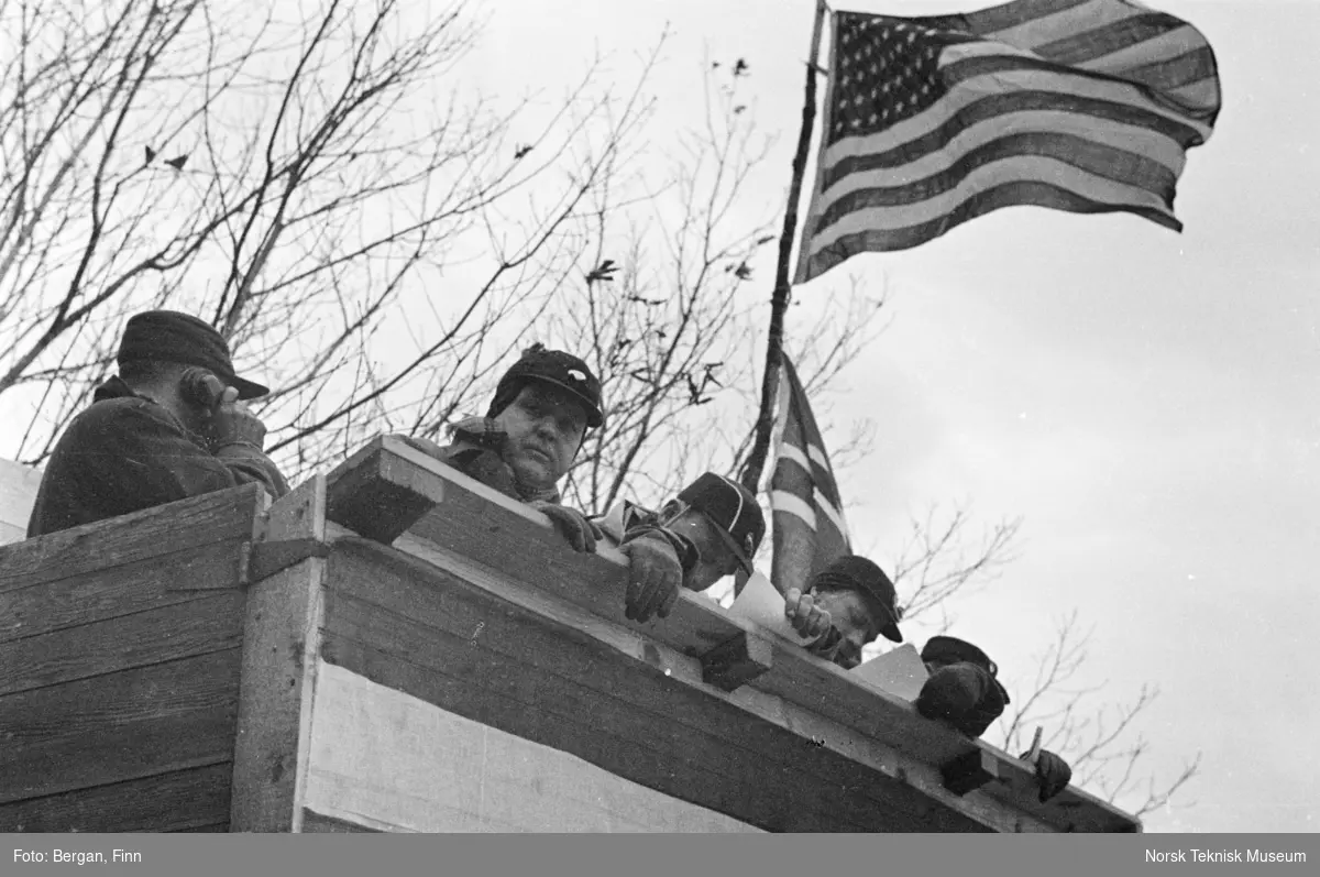 Fem personer på en tribune amerikansk flagg