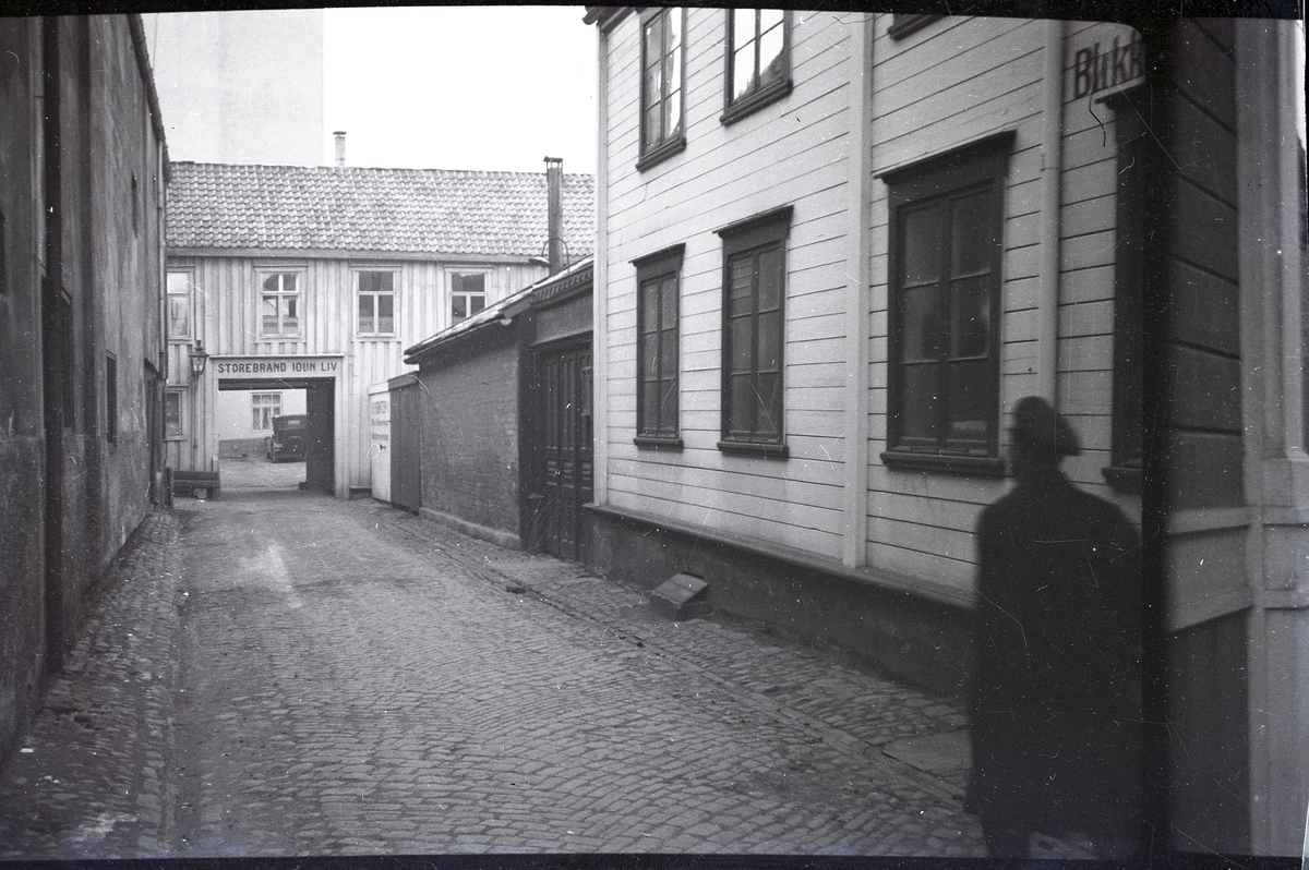 Gatebilde av Sommerveita. Fra sakskonvolutt: Fra Ranet i Sommerveiten natten mellem 5 og 6 desember 1935, hvor overrettssakfører H.J. Bauck, blev slåt bevisstløs og fraranet ur og lommebok.
