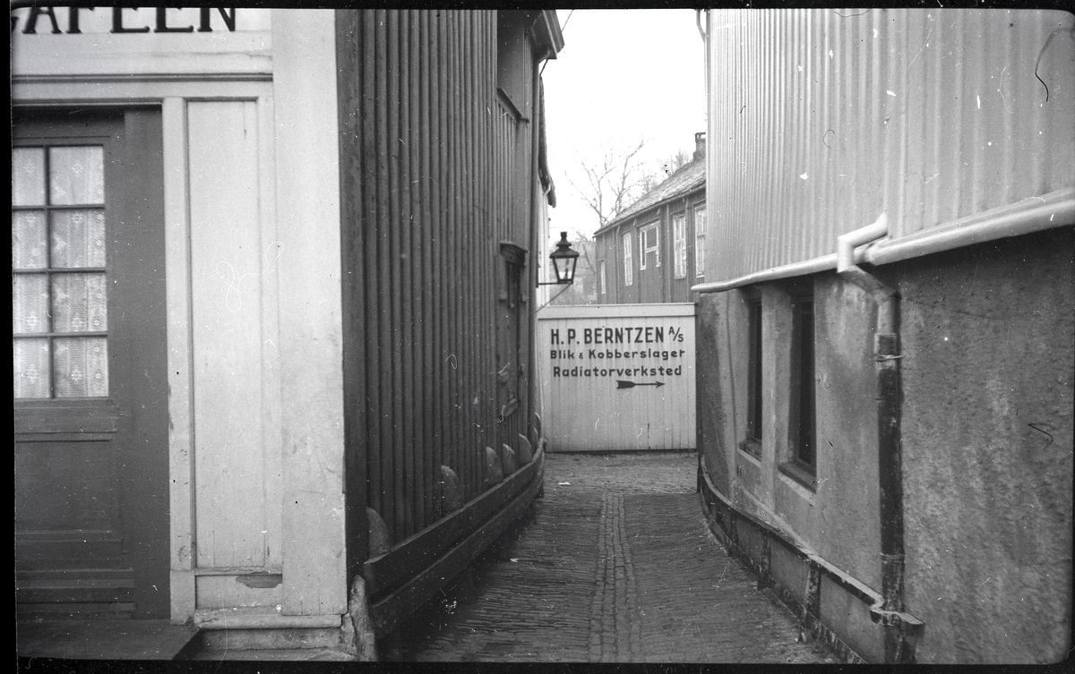 Gatebilde av Sommerveita. Fra sakskonvolutt: Fra Ranet i Sommerveiten natten mellem 5 og 6 desember 1935, hvor overrettssakfører H.J. Bauck, blev slåt bevisstløs og fraranet ur og lommebok.