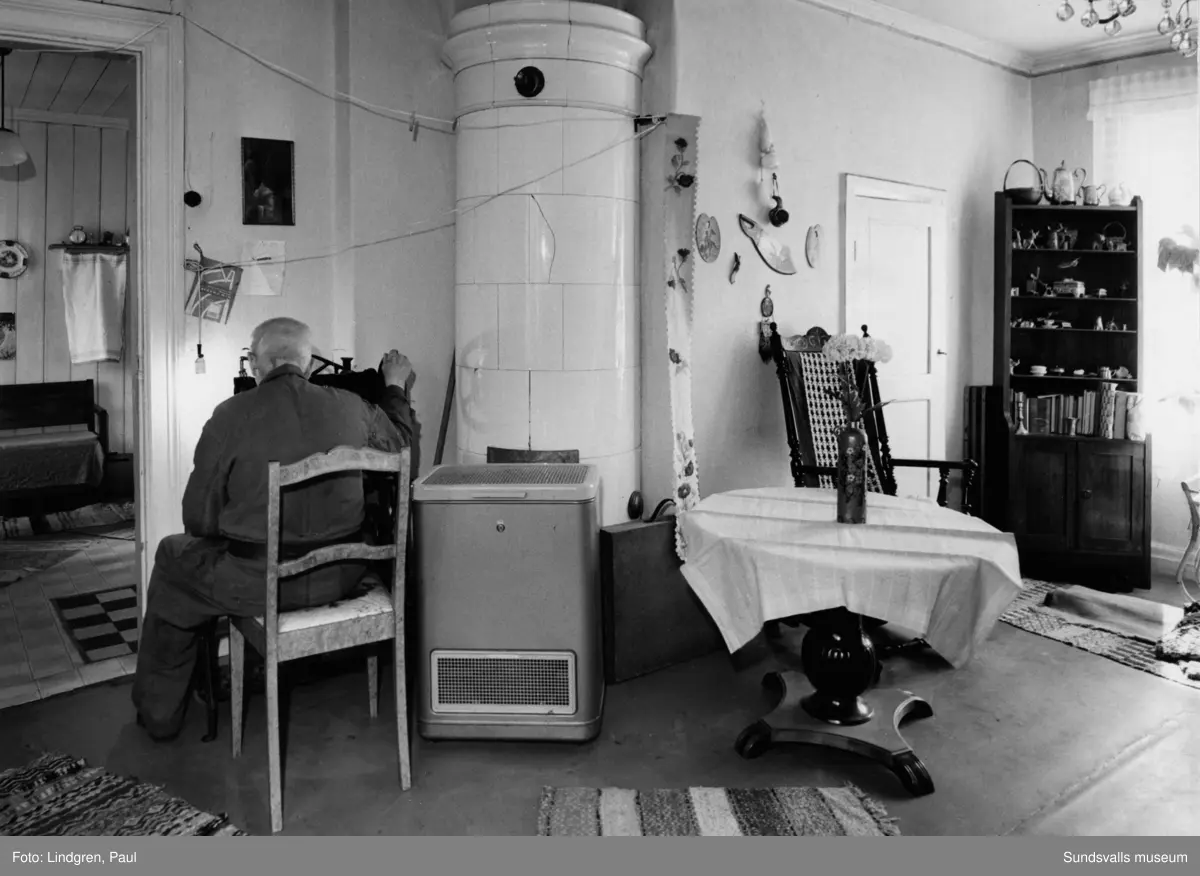 Södermalmsgatan 37. Interiörer. Huset uppfördes på 1890-talet, ett trähus i två våningar. Här ses hyresgästerna på nedre botten, skomakaren Toivo Anselm Stürk (f. 1888 och av finsk härkomst) och hans hustru Elin (f. 1891 i Gudmudrå).