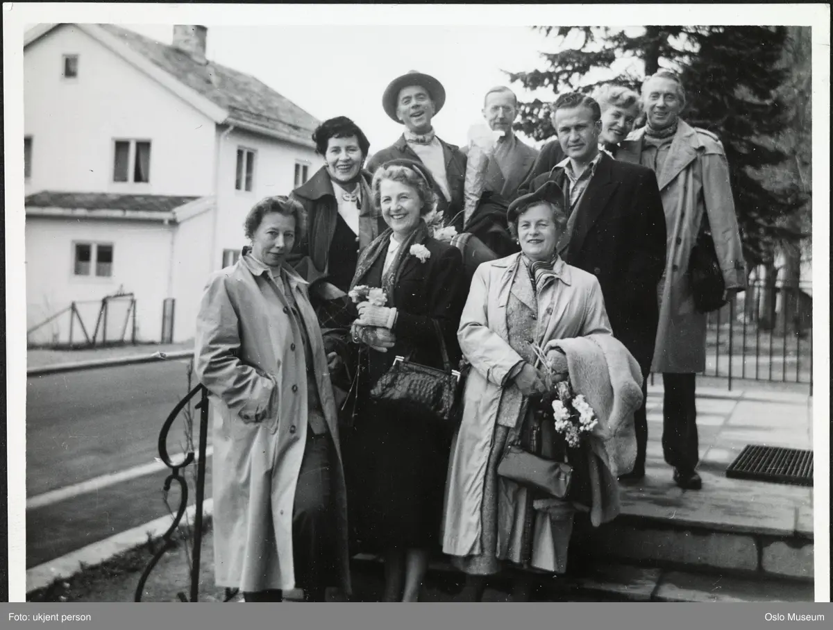 gruppe, kvinner, menn, skuespillere, ensemble, Nationaltheatrets forestilling "De skadeskutte", turné, Grand Hotel Bellevue, trapp
