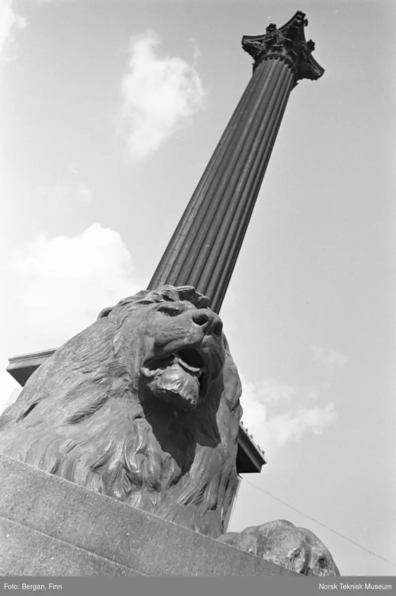 Skulptur løve ved monument