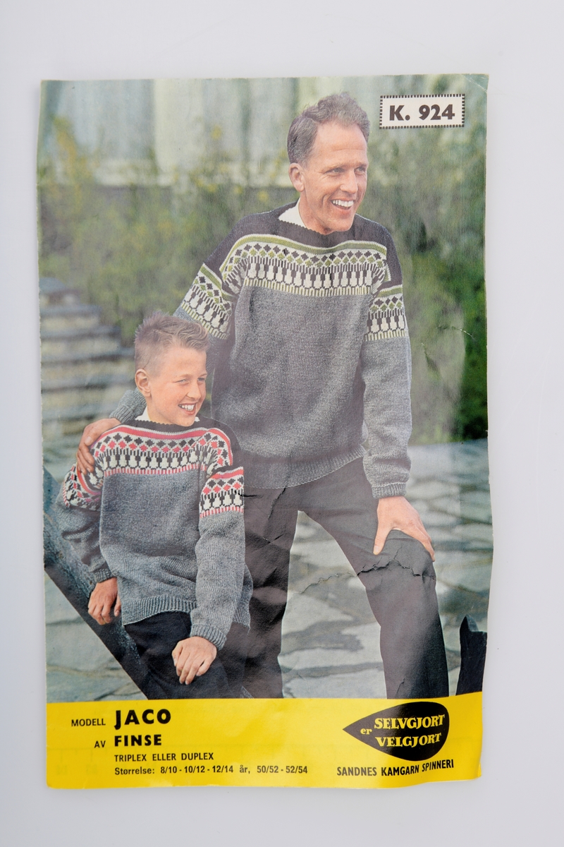 En strikkeoppskrift fra Sandnes Kamgarn Spinneri. Oppskriften er på genseren "Jaco" til gutt og herrre. På forsiden er det et foto av en gutt og en mann i genseren, samt informasjon om garntyper og størrelser, se "Påført tekst/merker". På midtsiden er det tekst som forklarer fremgangsmåten samt oversikt over målene på de ulike størrelsene. Nederst er det trykt på et målebånd som går fra 1-29. På baksiden er diagrammet for mønsteret på genseren. Det er også en rubrikk med ordforklaringer for "danske strikkersker". Ved siden av er det en tegning som viser hvordan genseren skal monteres.