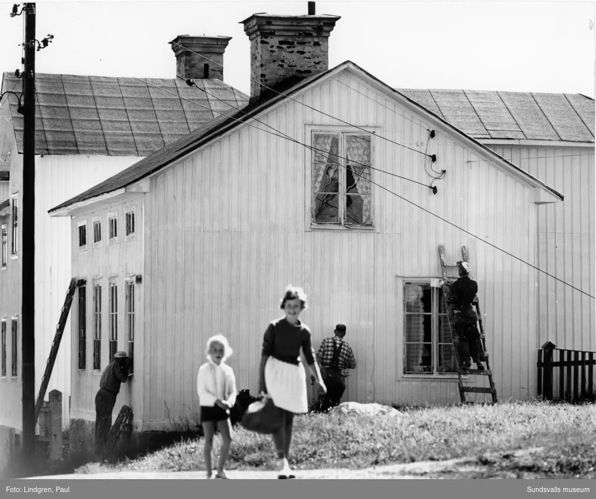 Renovering av ett hus på Bleckslagaregatan 21, senare 19B. Taget i samband med Södermalmsinventeringen 1963.