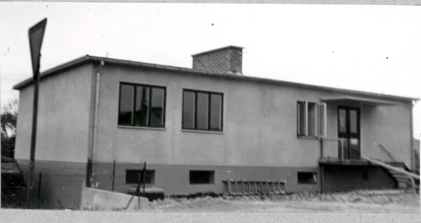 Kooperativas Charkuterifabrik, entréfasaden. Byggnaden har fönsterförsedd källare, en bred tegelskorsten mitt på taketoch 2-3-luftsfönster.

Tillhör samlingen med fotokopior från Hallands Nyheter som är från 1930- 1940-talen.