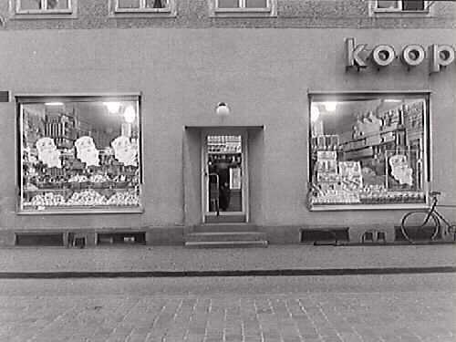 Kooperativas butiksfasad mot Östra Långgatan. Butiken låg i hörnet Östra Långgatan-Borgmästaregatan. Exteriörbild.