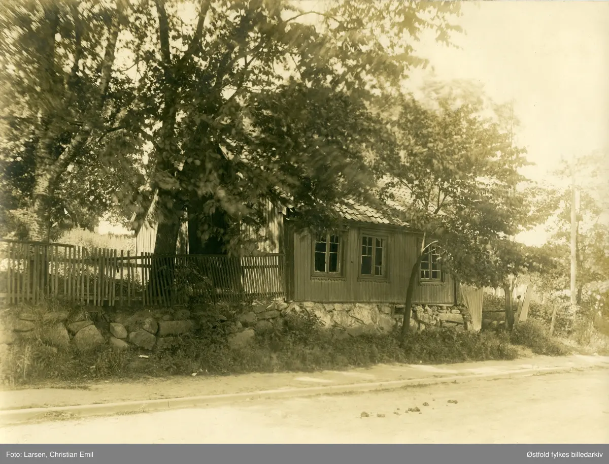 Glengsgata 11 i Sarpsborg, hus mot Fritznerbakken. Vindusruter knust, huset revet i 1925.