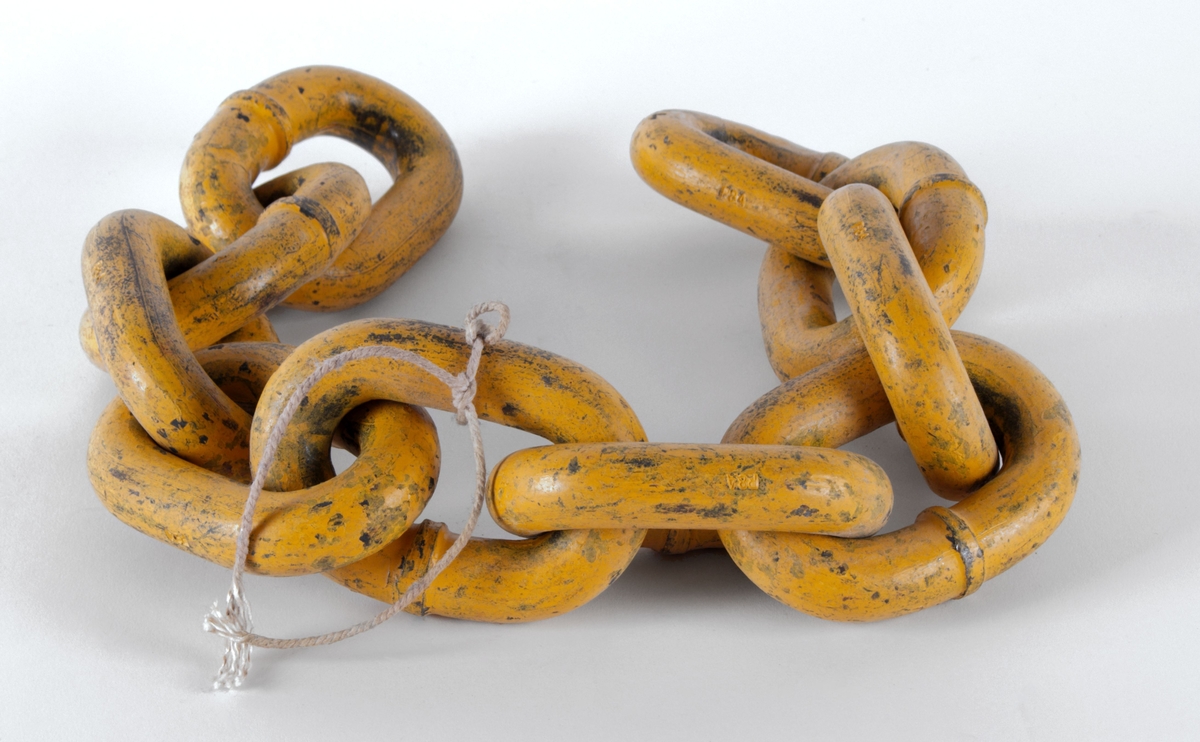 Midjejern og to kjettinger.