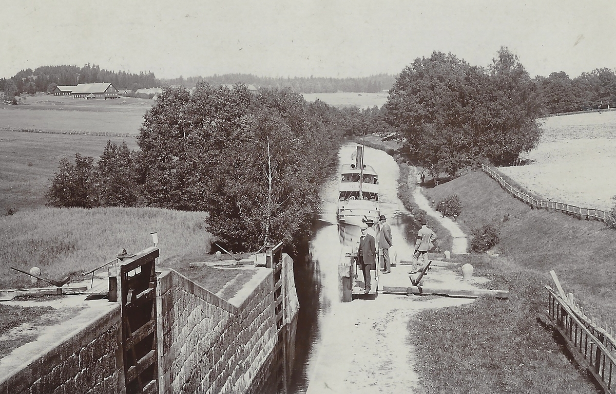 Vykort Bild från slussen vid Hovetorp i Kinda kanal.
Hovetorp, sluss, Kinda kanal,  passagerarbåt,
Poststämplat 9 december 1909
Fotografi