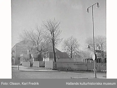 "Valfrids Kiosk", på samma tomt (kv Trädgården 6) som Gillets restaurang/Pehrssonska Trädgården, omkring år 1960. Bakom kiosken biljardsalongen. Restaurangbyggnaderna revs 1962 och kiosken flyttades över till andra sidan gatan, kv Brunnsparken, för byggandet av Domus varuhus.
Karl Fredrik Olson var redaktör (ca 1935-1965) på Hallandsposten så bilderna har troligen varit publicerade i tidningen.