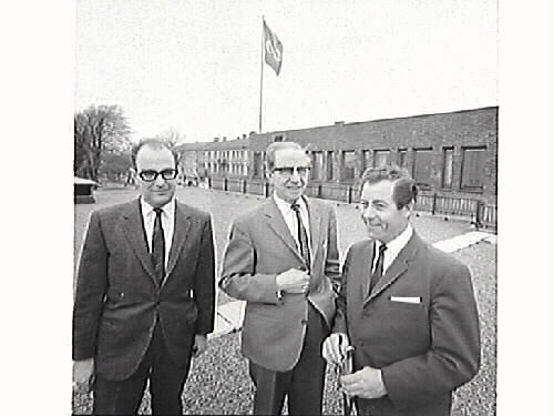Affärschef Arvid Hilding, varuhuschefen Eric Engdahl och kamrer Sven Grim framför och på taket till Domus i Varberg.
Foton till tidningsartikel om varuhuset Domus i Varberg, publicerad i Hallands Nyheter, 1968-05-06.