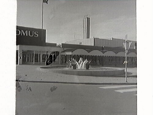 Torellbrunnen vid varuhuset Domus vid Västra Vallgatan i Varberg. Edvin Öhrström från Halmstad är konstnären bakom verket som invides 1970.
Bild 1 fotograferad mot väster. Bild 2. Engelska parken i bakgrunden. Bild 3 med Domus i bakgrunden. Bild 4 fotograferad mot öster, med Brunnsparken och kyrkan i bakgrunden.

Bilder från tidningsartikel om Torell-monumentet, publicerad i Hallands Nyheter, 1970-09-30.