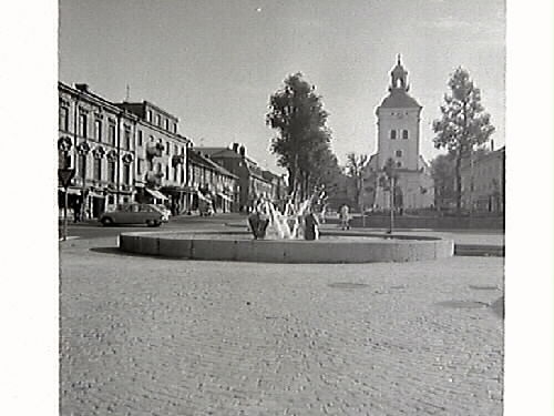 Torellbrunnen vid varuhuset Domus vid Västra Vallgatan i Varberg. Edvin Öhrström från Halmstad är konstnären bakom verket som invides 1970.
Bild 1 fotograferad mot väster. Bild 2. Engelska parken i bakgrunden. Bild 3 med Domus i bakgrunden. Bild 4 fotograferad mot öster, med Brunnsparken och kyrkan i bakgrunden.

Bilder från tidningsartikel om Torell-monumentet, publicerad i Hallands Nyheter, 1970-09-30.