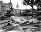 Hamnarbete vid norra svängbron i Jönköping. Den byggdes om då spårvägen anlades år 1907. I bakgrunden skymtar södra svängbron.