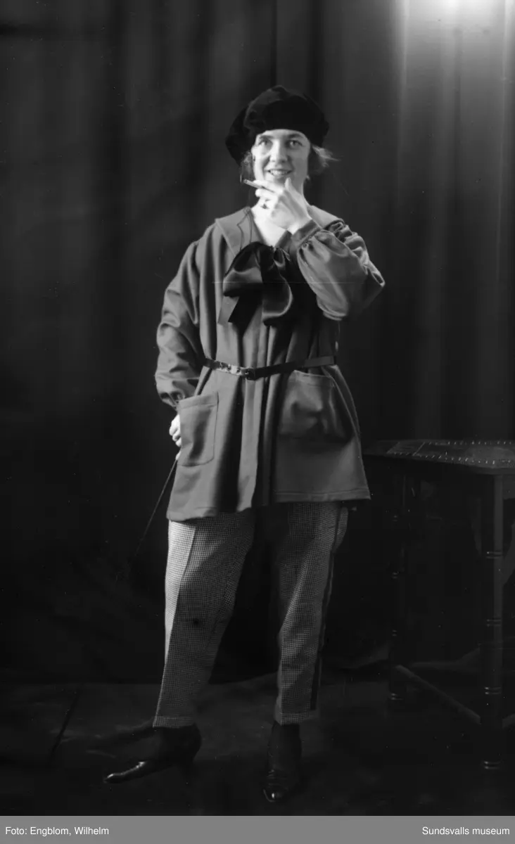 En serie porträtt på Gurli Bergström alias Kai Gullmar, tagna i samband med en Barnens Dag cabaret 1924 resp 1927 i Sundsvall. De motiv där hon är klädd som en man är tagna 1927 liksom den oskarpa gruppbilden med hela ensemblen.