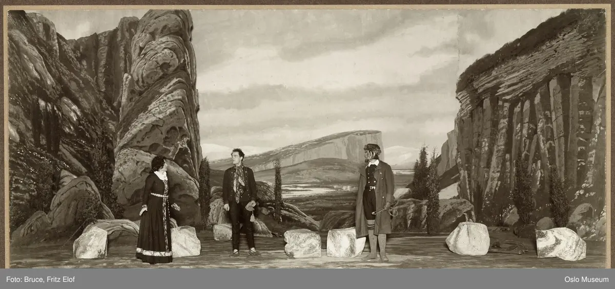 Stora Teatern, scene, forestilling, "Bjærg Eivind", kvinne, mann, skuespillere, scenografi