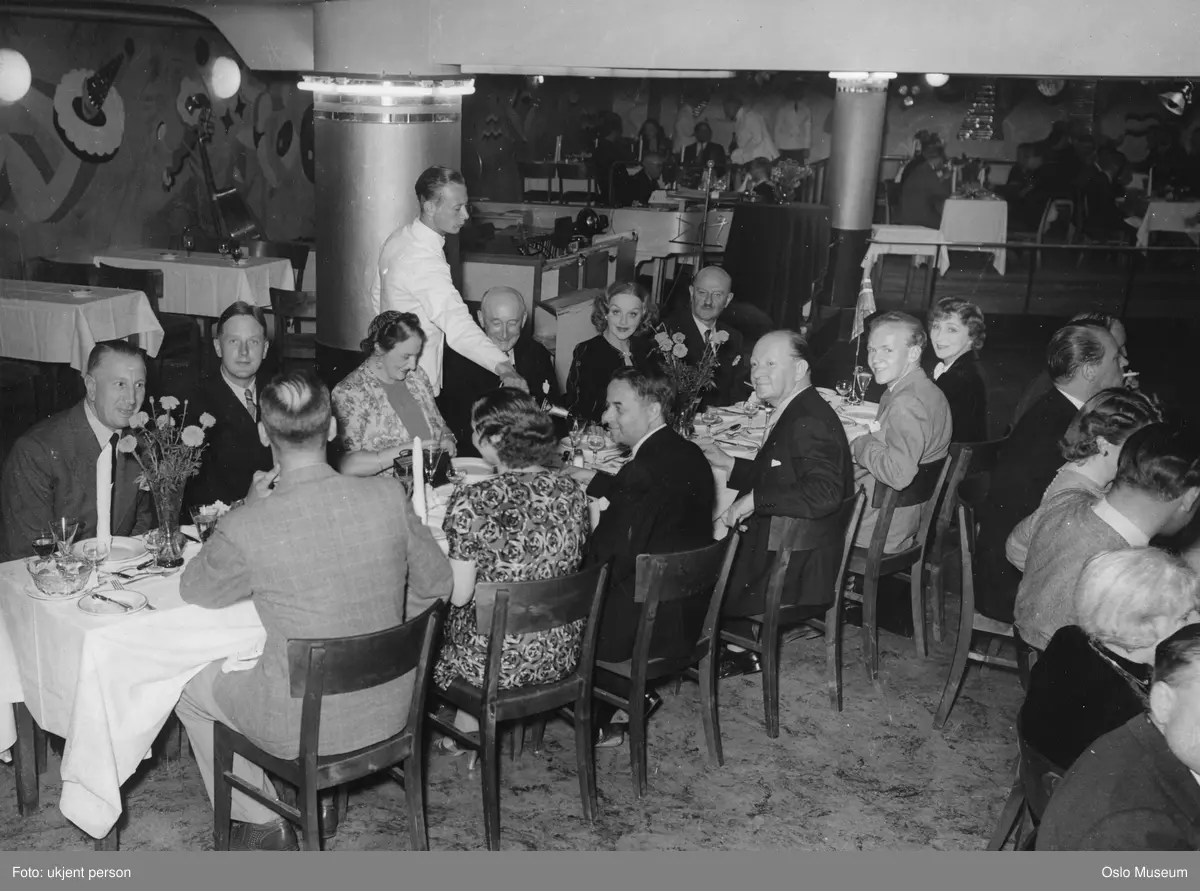 selskapslokale, langbord, oppdekning, menn, kvinner, skuespillere, teatersjefer, sceneinstruktører