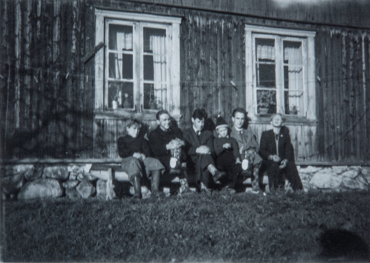 Skålerudenga ( 86 / 3 )
Gruppe 6 menn, gutter. 
Fra venstre: Finn Dufseth, Asbjørn Nordsveen, Mikal Sveum, Egil Sandnes jr. Leif Granli + ukjent