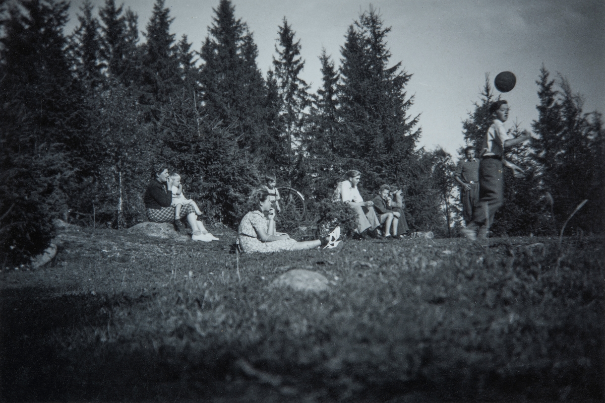 Fotballkamp og heiagjeng på Skålerudbakken av nedre Skålerud 86/5