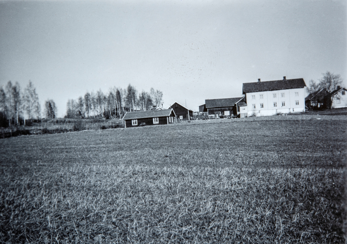 Oversikts bilde av gården Kjøs i Vang. Bildet er i fra tiden da Ole Andersen Kjøs overtok drifta av gården, i 1931. Ole Kjøs tok over garden etter broren Halvors konkurs i 1931.