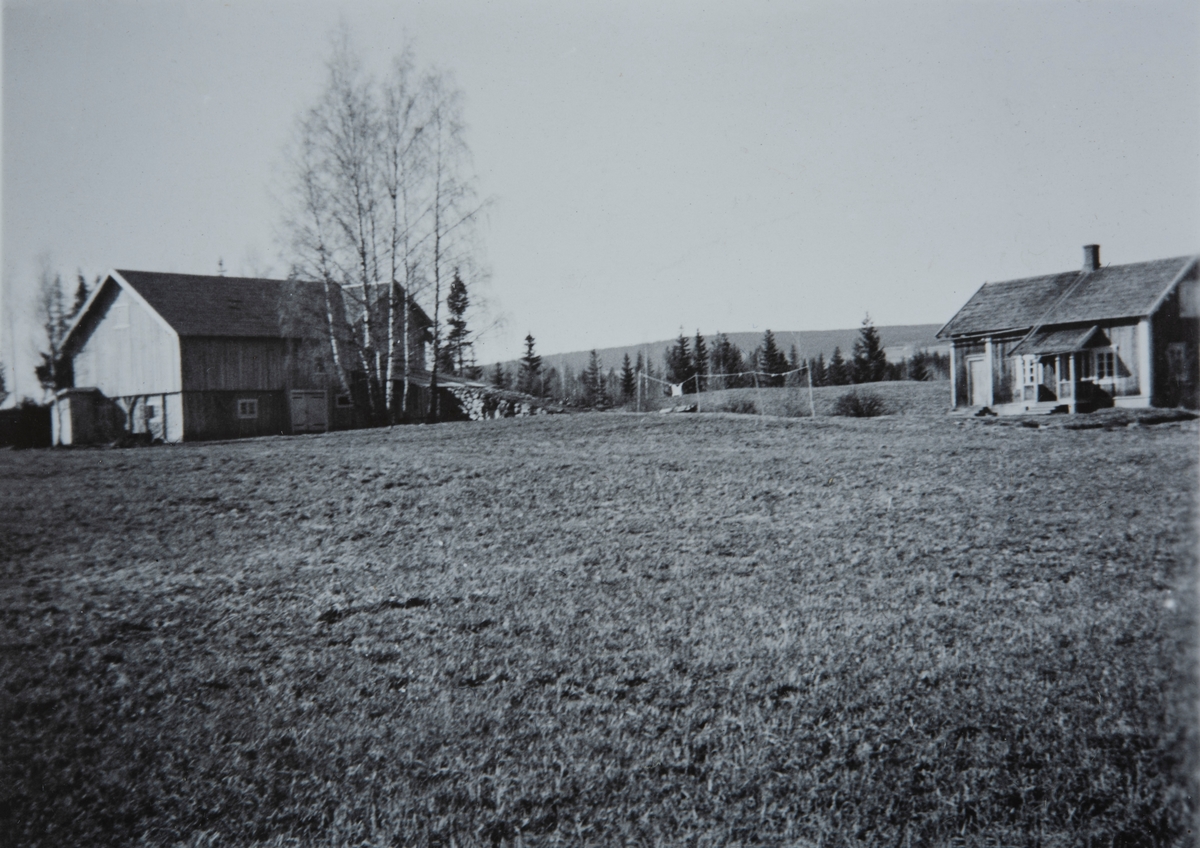 Kjøssveen av Kjøs, 81/1, bilde er i fra ca 1940, etter at husene ble gjenreist fra brann i 1935. Husene ble revet igjen på 1990-tallet. Arealet er idag oppdyrket.