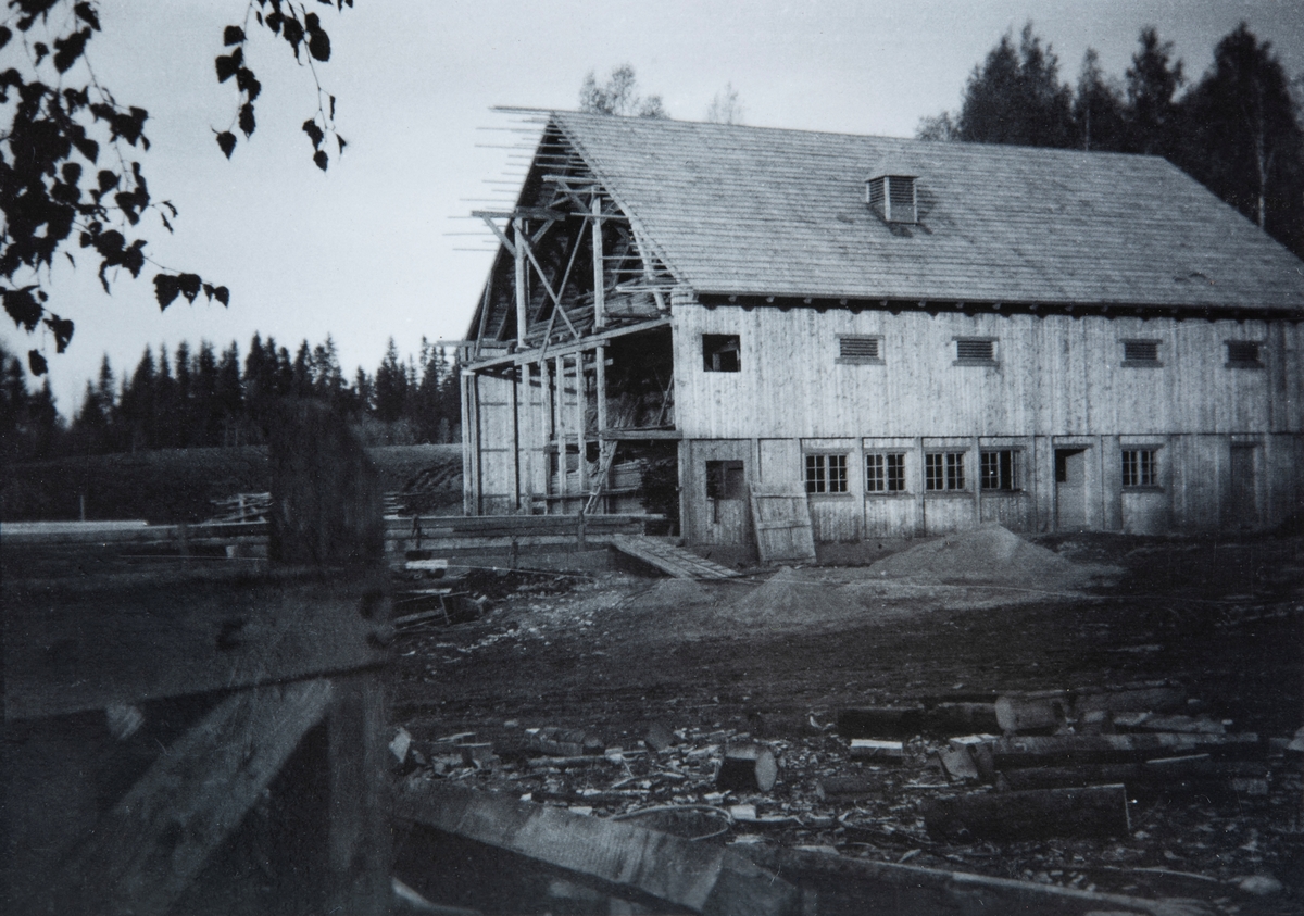 Byggingen av ny låve på Kjøs (81/1). Byggingen startet i 1936, på den gamle stalltomta.