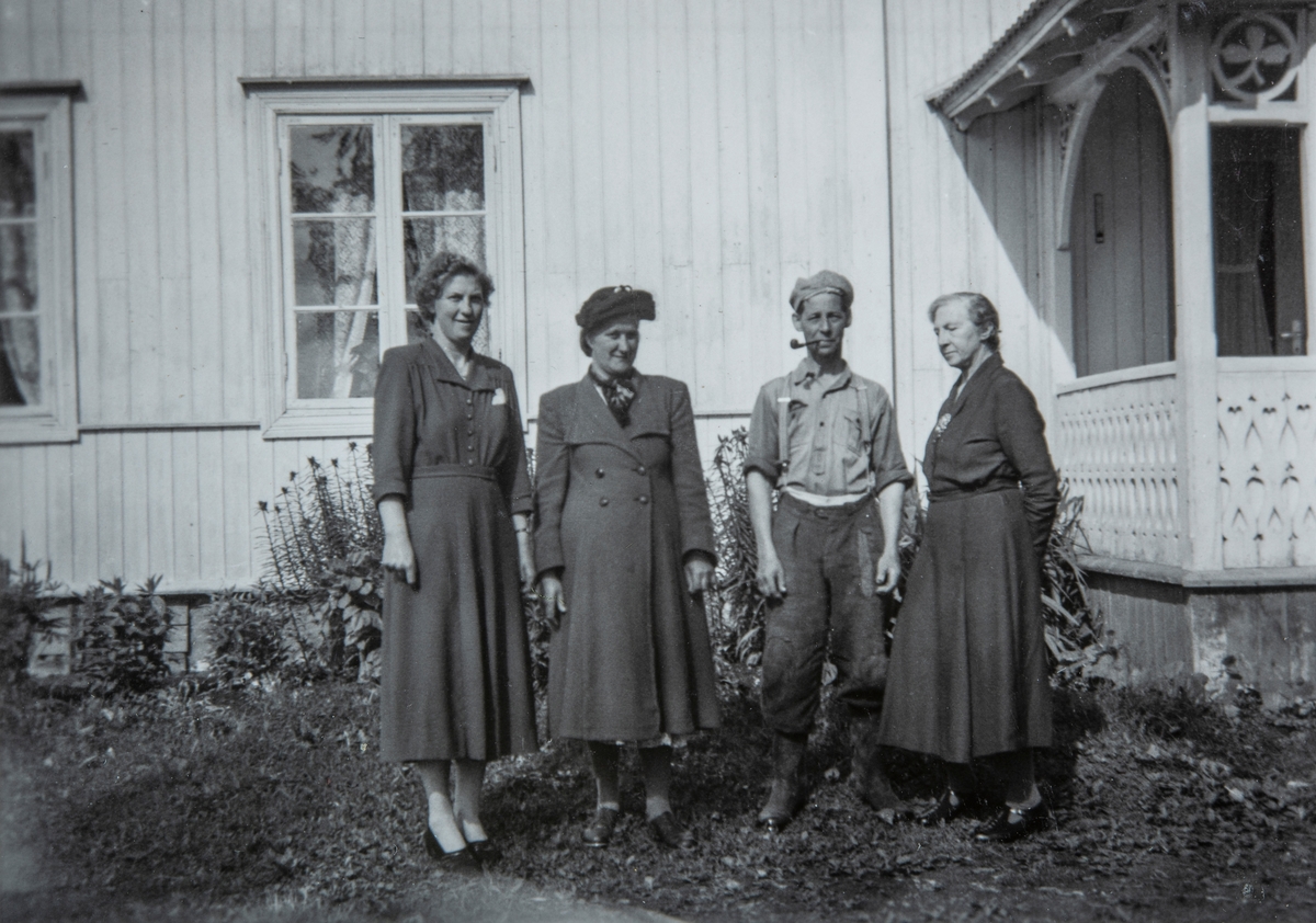 Kjøs (81/1). Johanne Kjøs (t.v.) sammen med sveiserfolket Jenny og Kåre Søsæther. T.h. Johannes mor, Mathea Kronborg.