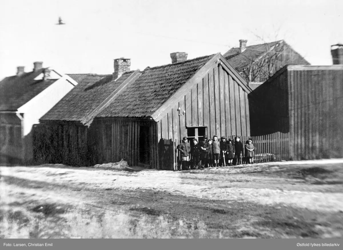 Aarslandsgården  eller Aarslandsstua i Glengsgata 16 i Sarpsborg fra før 1926. Gruppe med barn (ukjente) stilt opp utenfor huset. Til høyre garver Jensens garveri.
Påskrift: "I bakgrunnen ses til høire garver Jensens garveri. Da Aarslandsgaarden blev flyttet til museet ble dette revet i forbindelse med anlegget i Aarslands gate "
I starten var det høkeri i bygningen, deretter butikk, bygd i tre faser, lå på hjørnet av Glengsgata og Torsbekkgata i Sarpsborg, flyttet til Borgarsyssel Museum i 1926.