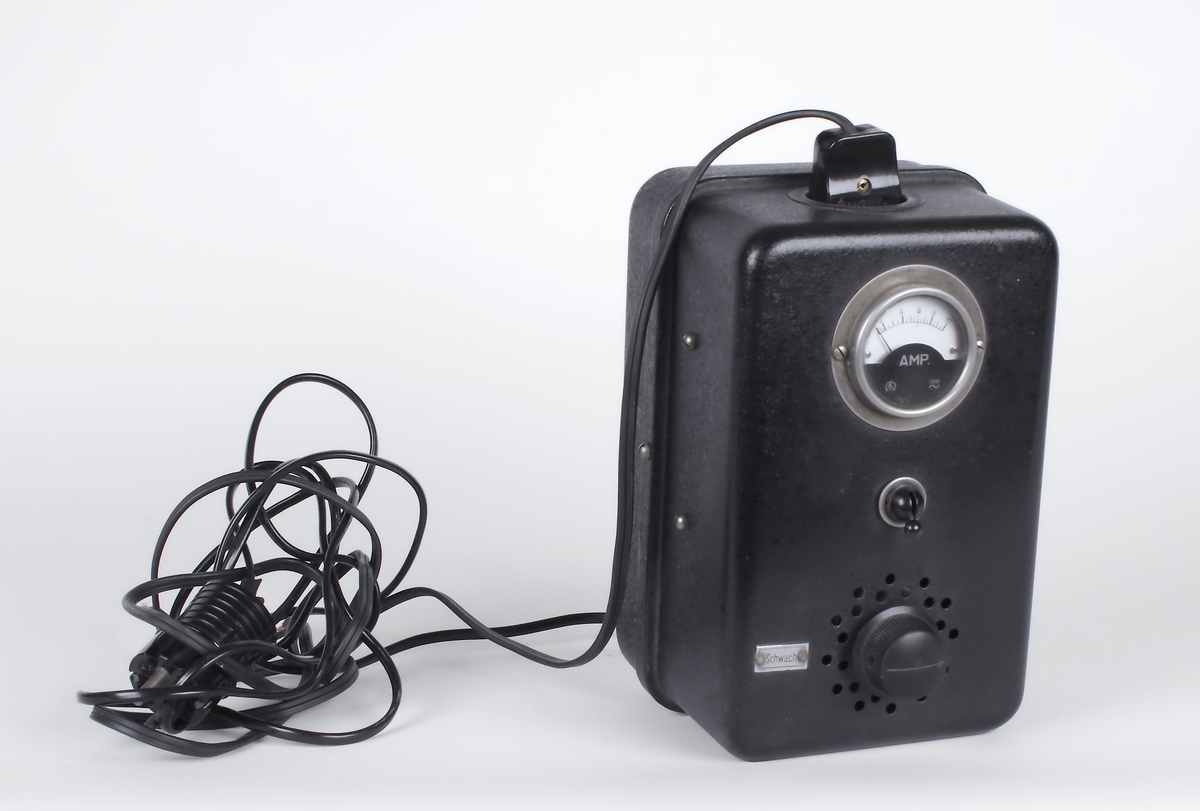 Sort apparat, trolig for regulering/måling av strøm til spesialutstyr brukt på laboratorium.