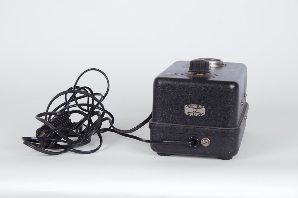 Sort apparat, trolig for regulering/måling av strøm til spesialutstyr brukt på laboratorium.