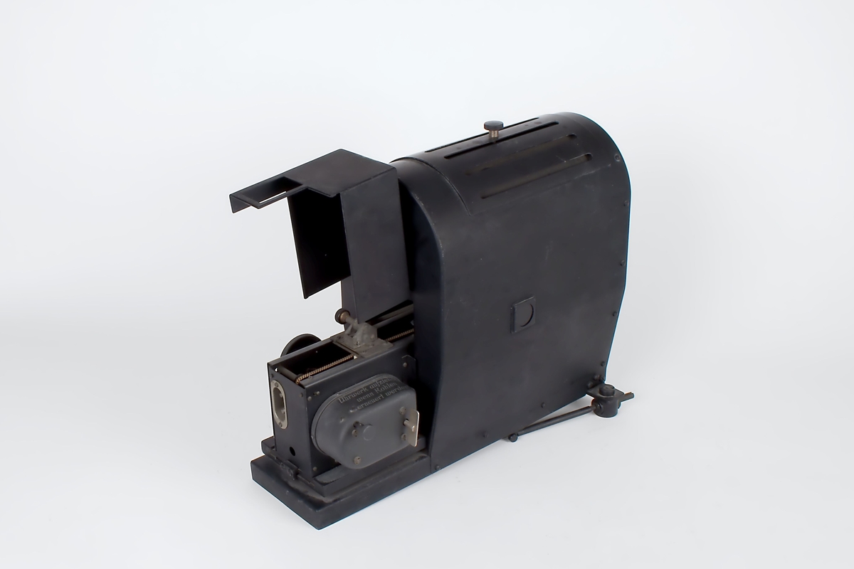 Kullbuelampe med skyvereostat og tilhørende kullstifter.