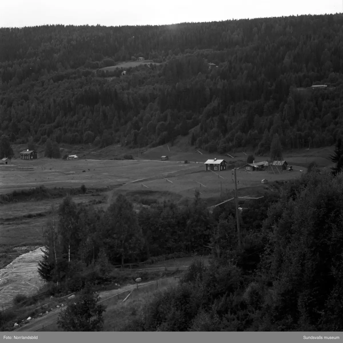 En stor grupp bilder från Indalsälvens dämningsområden i samband med bygget av Bergeforsens kraftverk.