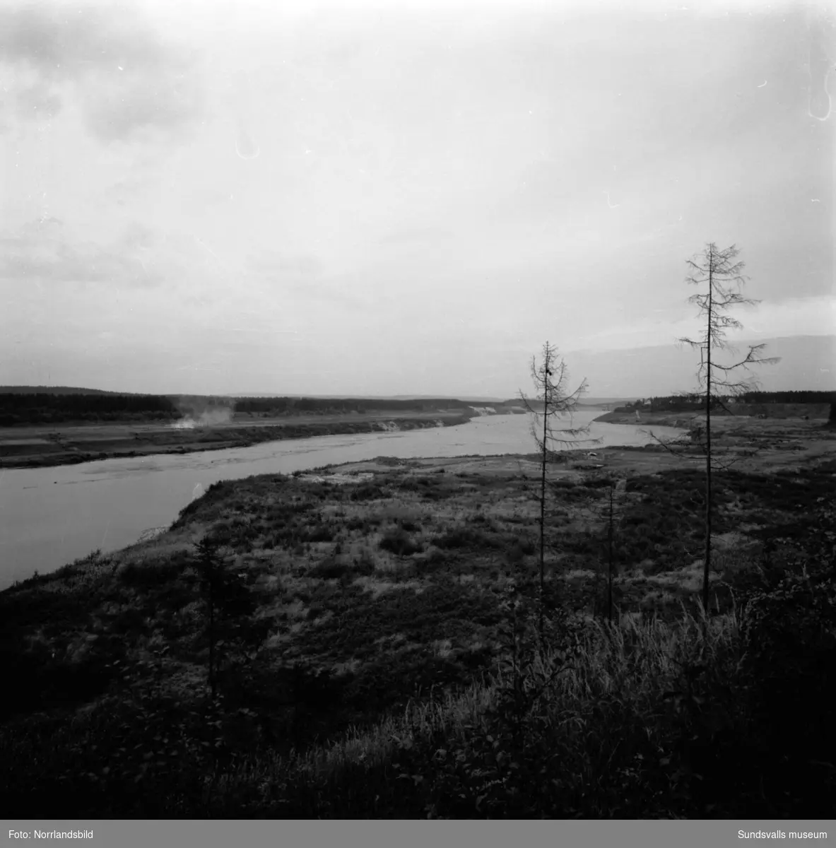 En stor grupp bilder från Indalsälvens dämningsområden i samband med bygget av Bergeforsens kraftverk.