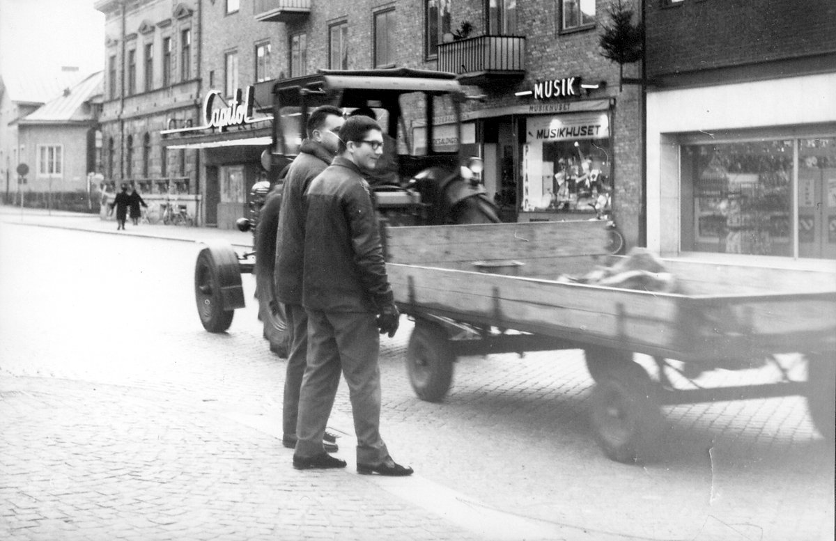 Stadsvy från Västra Vallgatan. Bilden tagen mot väster och visar södra delen av Domus samt biografen Capitol . 
Tidningsartikel: "De här herrarna som är betänkta på att kila 'raka spåret' över till Domus riskerar att bli bötfällda om de inte begagnar övergångsstället ca 20 meter längre bort". Publicerat i Hallandsposten 1967-01-05. Artikel i samband med bilden 6/3 1967.