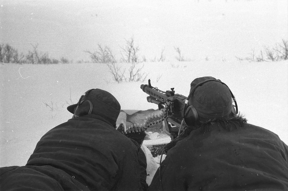 To befalsskoleelever trener med maskingevær.