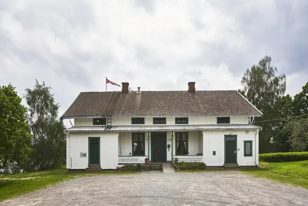 Hvit hus bygget i sveitserstil