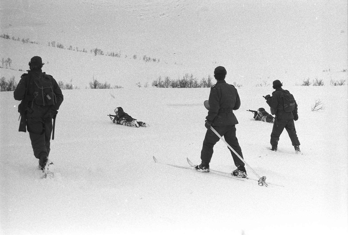 Befalsskoleelever øver på fremrykning i vinterlandskap.