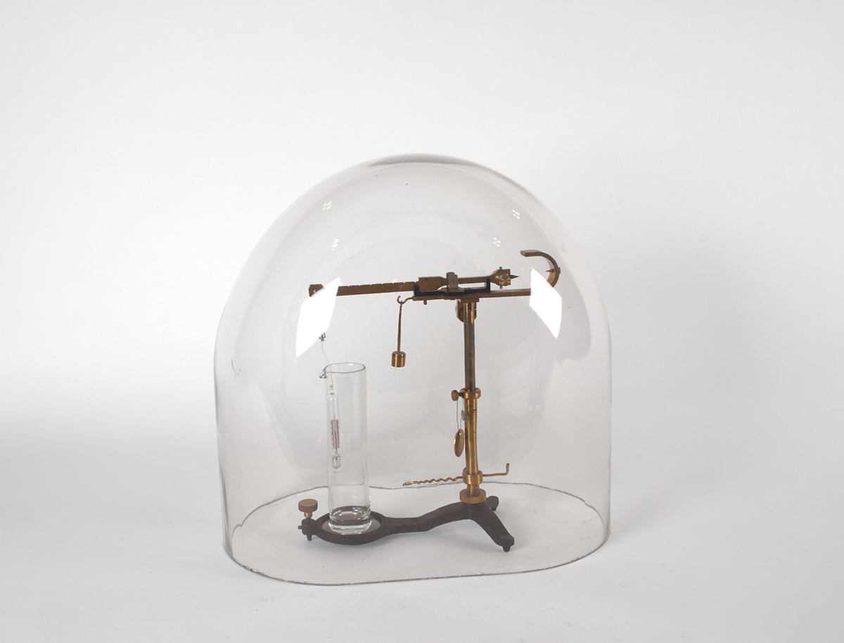 Vekten består av et flytelegeme av glass med definert volum og vekt opphengt i en vektarm med fast motvekt på den andre armen. Flytelegemet senkes i væske i en glass-sylinder og oppdriften kompenseres med lodder som plasseres på vektarmen etter desimalprinsippet. Vekten viser væskens spesifikke vekt ved måletemperatur.