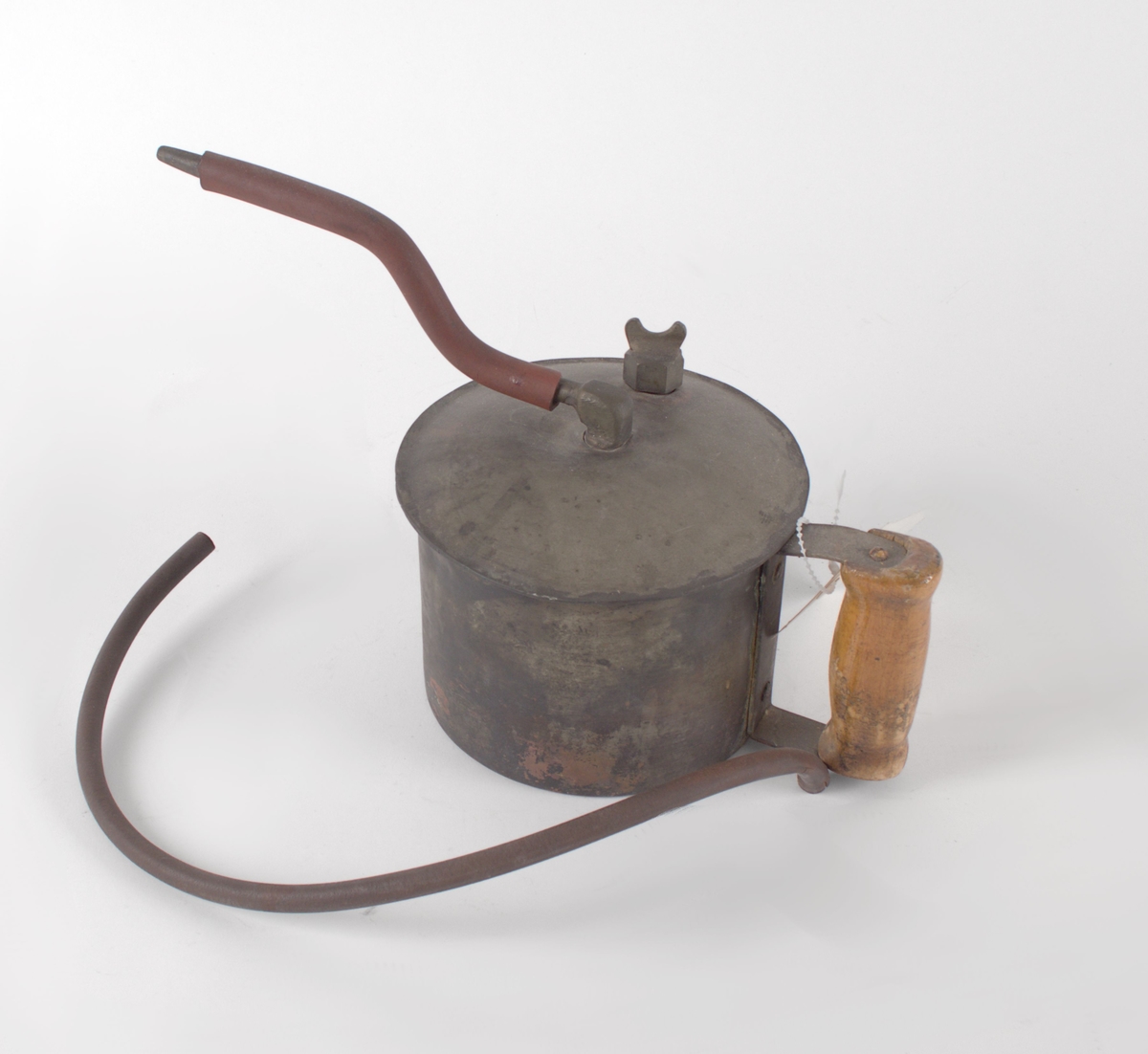 Kjele med tett lokk med lang smal tut.