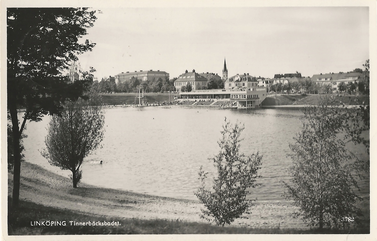 Vykort Tinnerbäcksbadet i Linköping.
Linköping, badsjö, Tinnerbäcksbadet, bad, badplats, Domkyrkan,
Poststämplat 29 juni 1948
Pressbyrån