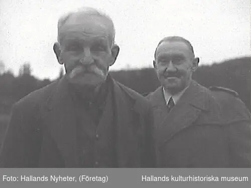 G25102 "Skällinge gamla marknadsplats ligger nu öde och tom."
G25104 "Ett par minnesgoda mannar, Edvard Nilsson, Attorp och Oscar Carlsson, Tågarp, vet mer om Skällinge marknad än någon annan." G25106 "En leksakshandlare - den ende på Skällinge marknad". 
Bilderna är publicerade i Hallands Nyheter 1947-12-17.