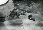 Kärrbo sn, Frösåker.
Flygfoto över Frösåkers ladugård, såg, kvarn, smedja och tegelbrukets lertag år 1935.
