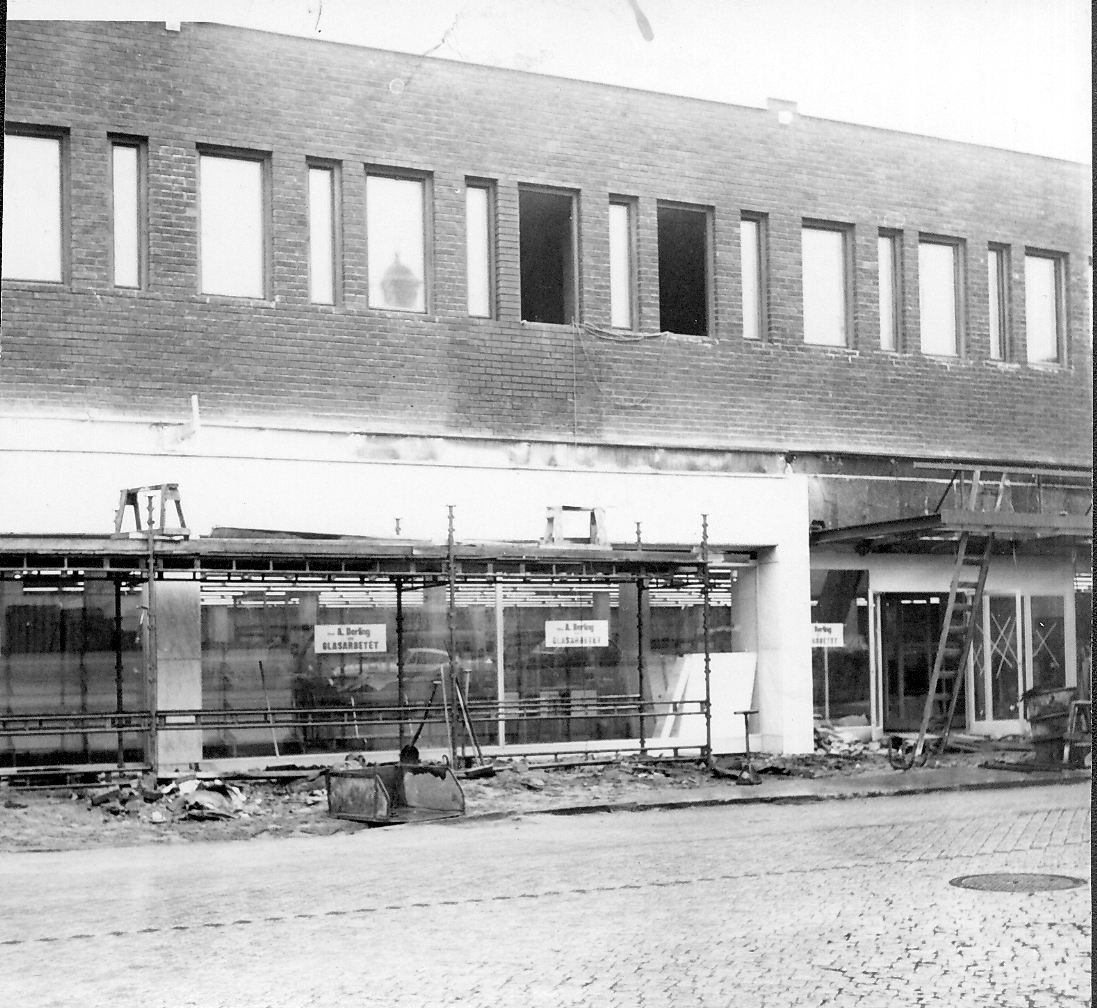 Varuhuset Domus, kv Trädgården, Västra vallgatan är nästan klart. Fotot visar byggställningar framför skyltfönstren och pågående fasadarbeten.