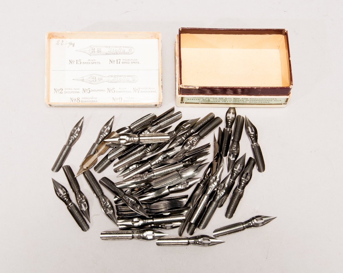 82 st. "Stella" pennor i sin orginalask från Sveriges pennfabrik samt två med patent taget av kongl. hofkalligraf J. Andersson. "Stellas" patent nr. är No.26607.
Tillbehör: Ask.