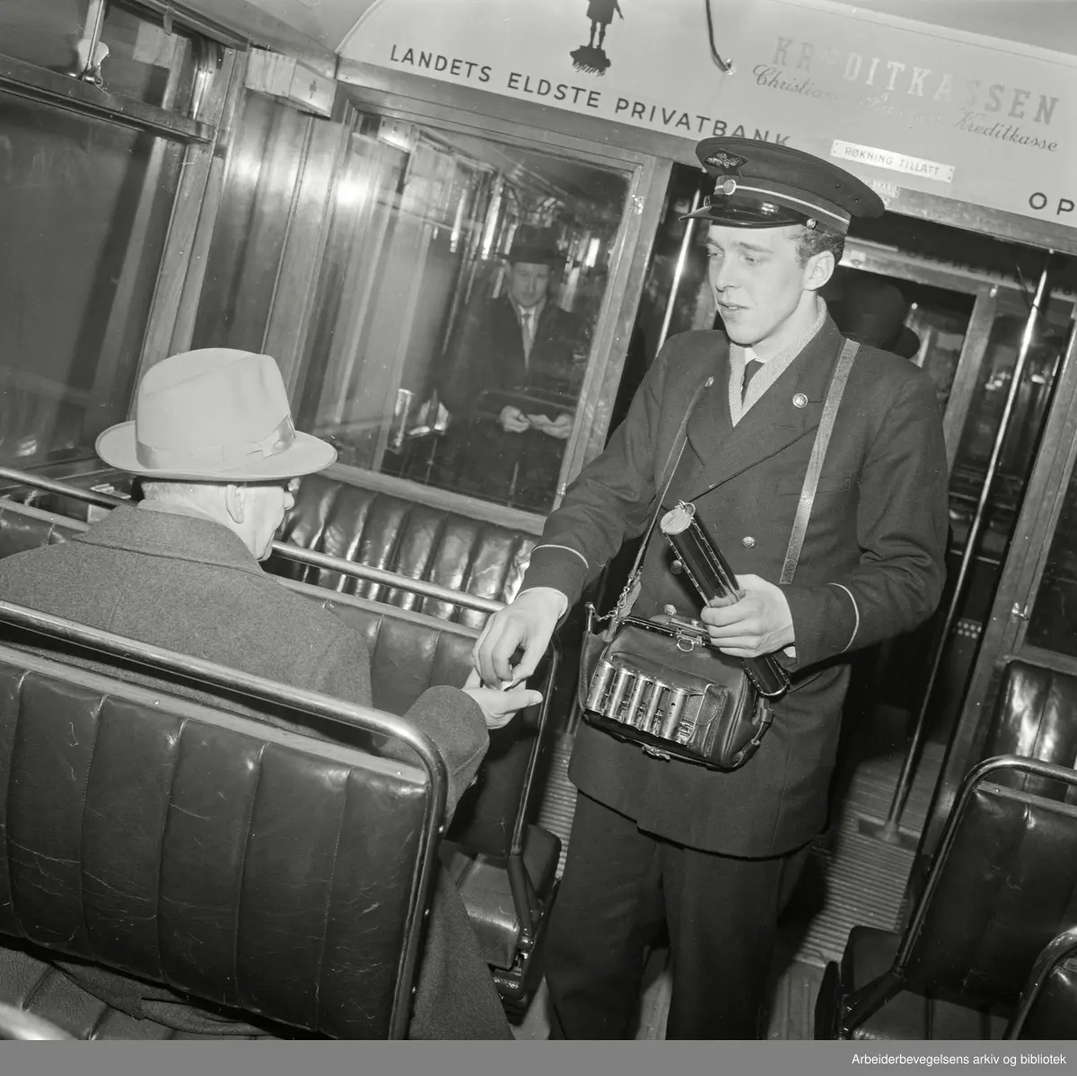 Billettør Ivar Pettersen, Holmenkollbanen. Desember 1958.